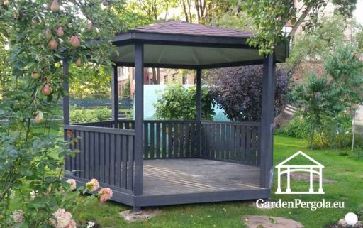 Šestiúhelný dřevěný altán — útulný zahradní altán s podlahou a krytou střechou - garden gazebo pergola