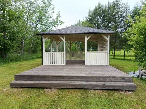 4x4,5 m Bílý Dřevěný Altán — Elegantní Zahradní Altán s Terasou a Krásným Designem - garden gazebo pergola