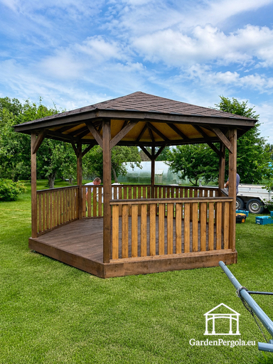 Šestistranný dřevěný altán — útulný zahradní altán s podlahou a zastřešenou střechou - garden gazebo pergola