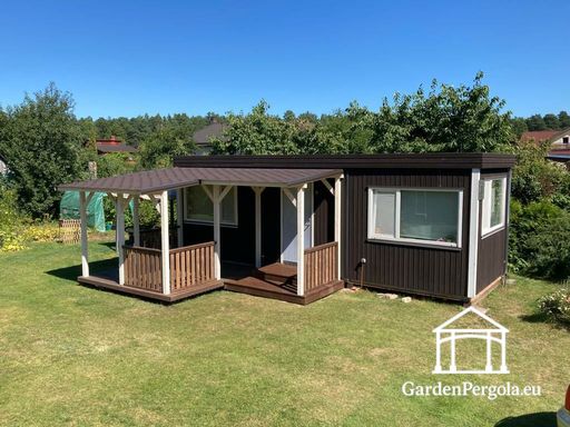 Přístřešek z přírodního dřeva připojený k domu s krytou střechou - garden gazebo pergola