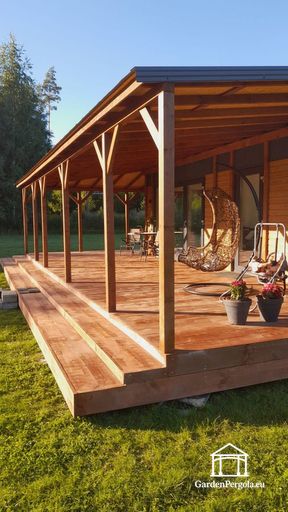 Přírodní dřevěná veranda připojená k domu s prostornou krytou terasou - garden gazebo pergola