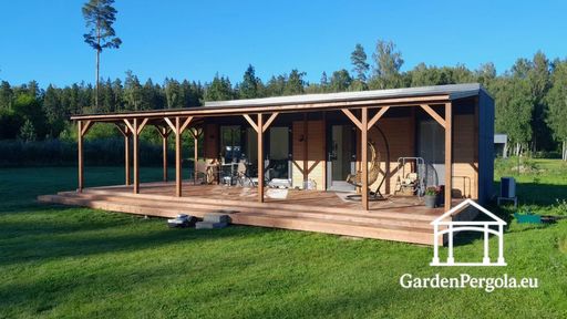 Přírodní dřevěná veranda připojená k domu s prostornou krytou terasou
