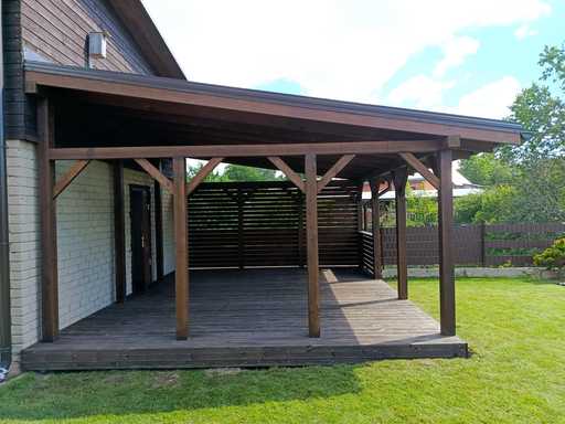 Tmavě hnědá dřevěná veranda připojená k domu s krytou střechou – 4,8×6 m