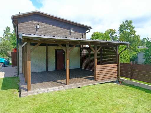 Tmavě hnědá dřevěná veranda připojená k domu s krytou střechou – 4,8×6 m
